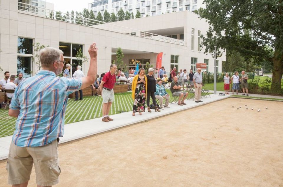 Senioren spelen petanque bij dienstencentrum Oosterveld